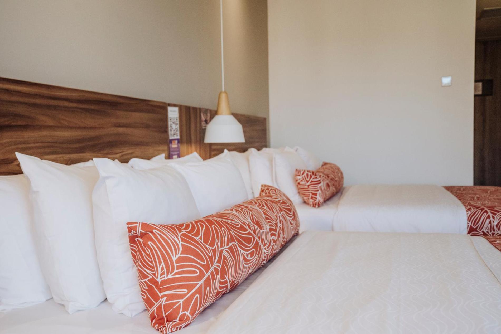 Novotel Medellin El Tesoro Eksteriør bilde A bed with cushions