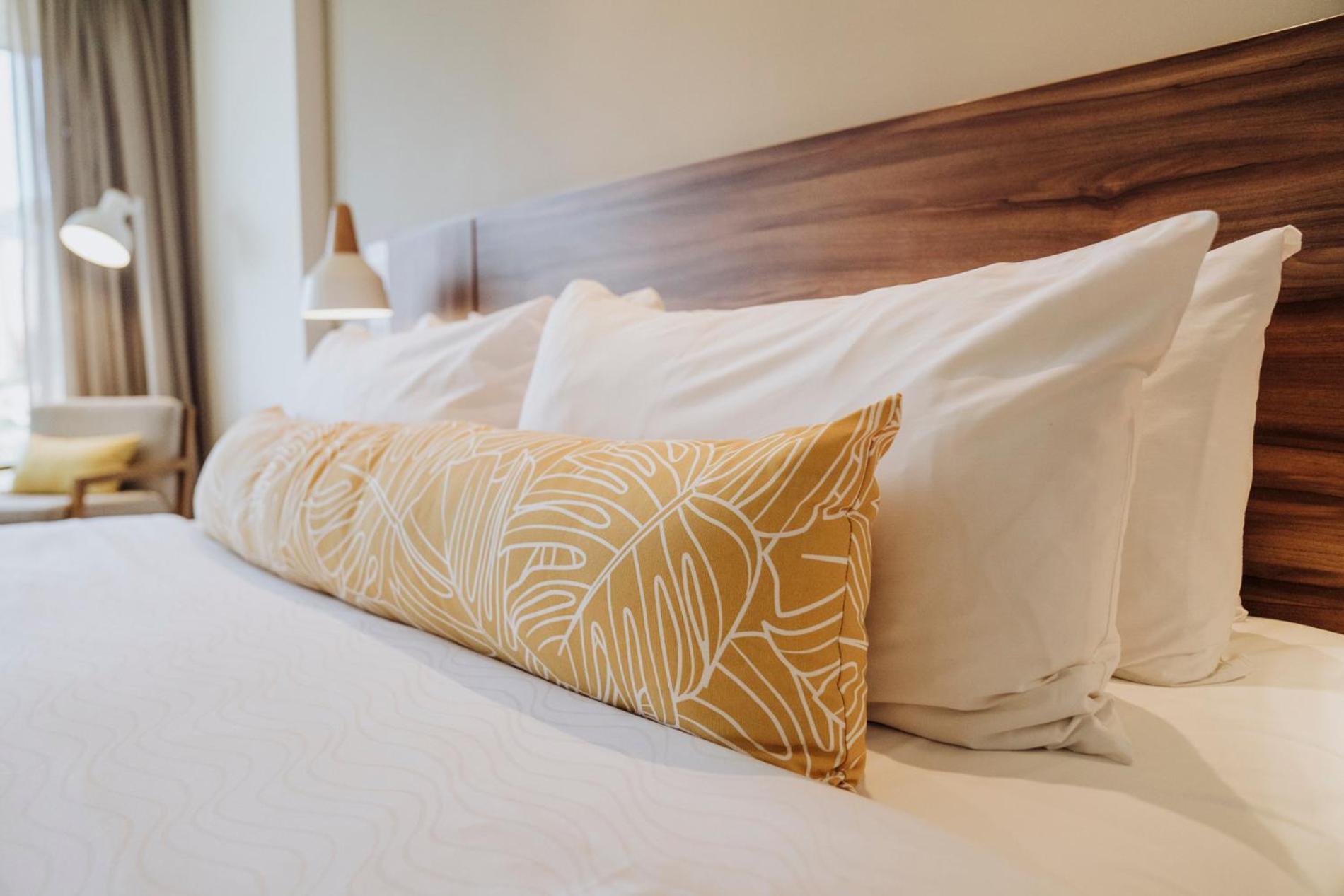 Novotel Medellin El Tesoro Eksteriør bilde A body pillow on a bed